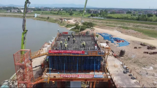 西二環(huán)高速項目全線(xiàn)首個(gè)連續梁0號塊澆筑完成
