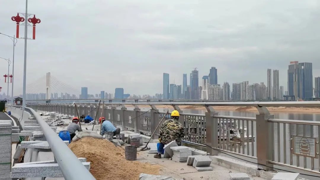 副市長(cháng)江新洪在沿江中北大道提升改造項目調研疫情防控和項目建設